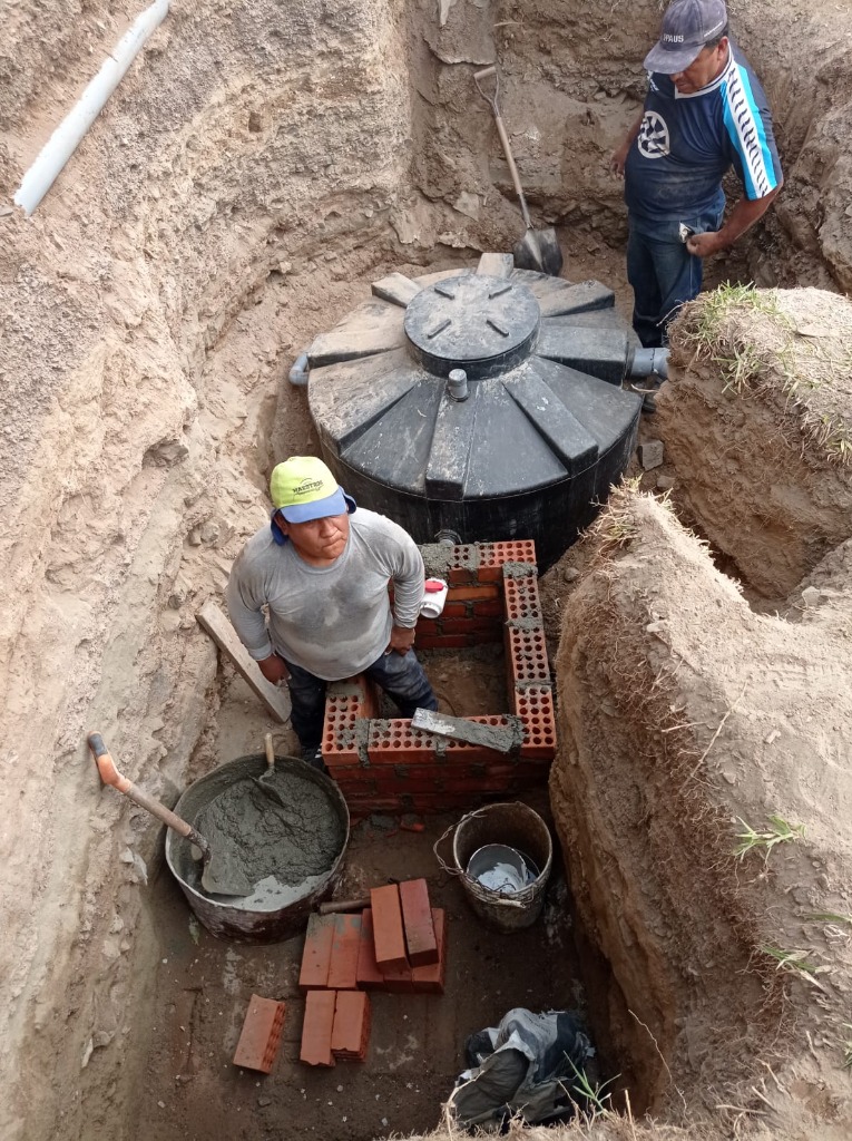 Excavación e instalación de biodigestor con caja de lodos