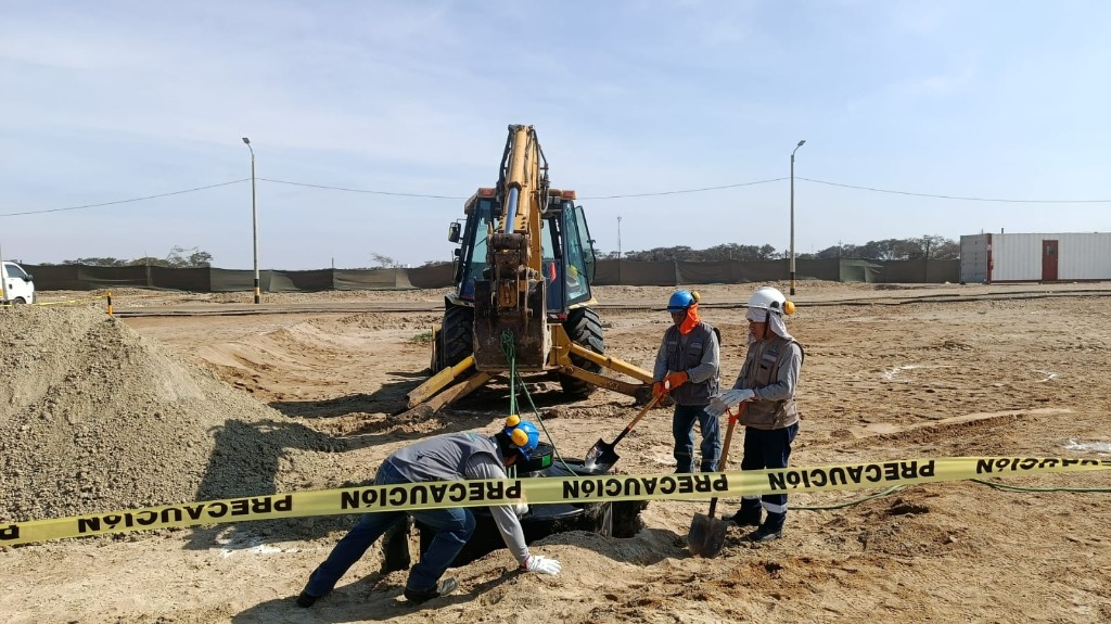 Montaje y maniobra de biodigestor con maquinaria pesada y personal técnico en obra