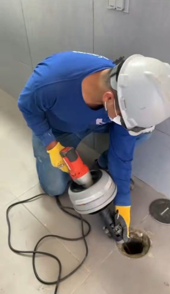 Desobstrucción técnica con sonda eléctrica rotativa en sumidero de baño