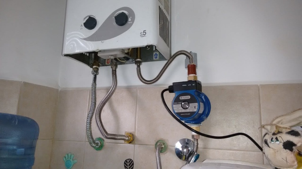 Instalación de minibomba presurizadora automática bajo terma de agua a gas