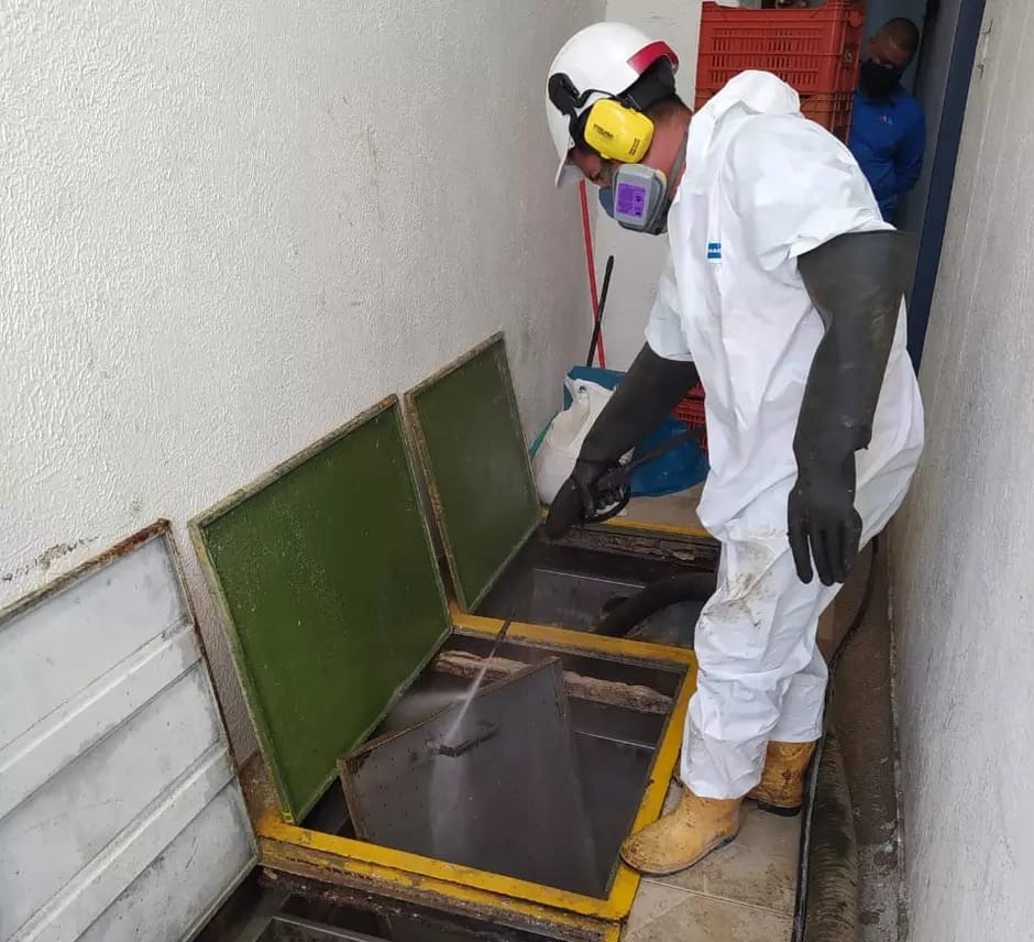 Mantenimiento técnico y lavado a presión de trampa de grasa industrial