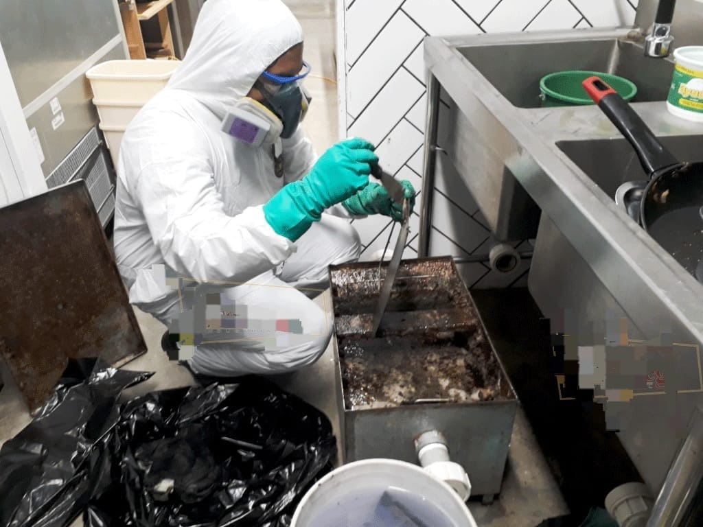 Técnico especialista en limpieza y desengrase de trampa retenedora de grasa